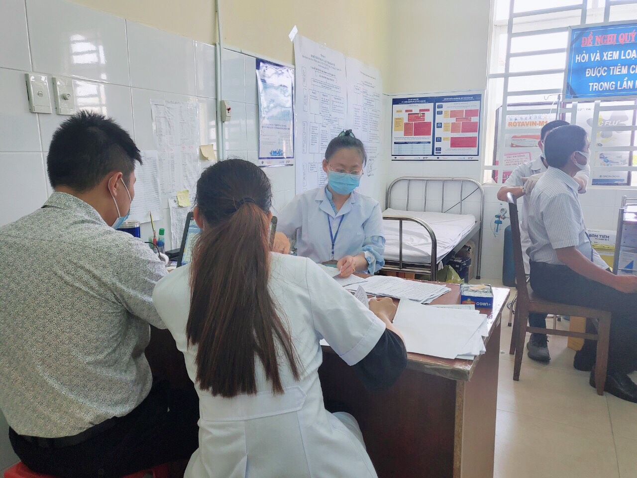 Tiến h&amp;agrave;nh ti&amp;ecirc;m vắc xin Covid -19 cho c&amp;aacute;n bộ, nh&amp;acirc;n vi&amp;ecirc;n, ph&amp;oacute;ng vi&amp;ecirc;n sau khi kiểm tra sức khỏe, tư vấn trước ti&amp;ecirc;m chủng