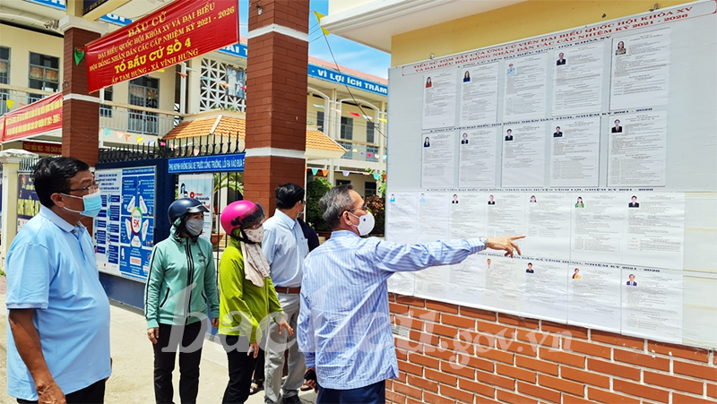 B&amp;iacute; thư Tỉnh ủy - Lữ Văn H&amp;ugrave;ng kiểm tra việc ni&amp;ecirc;m yết danh s&amp;aacute;ch c&amp;aacute;c ứng cử vi&amp;ecirc;n, danh s&amp;aacute;ch cử tri tại Tổ bầu cử số 4, ấp Tam Hưng, x&amp;atilde; Vĩnh Hưng (huyện Vĩnh Lợi)