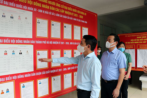 &amp;Ocirc;ng Nguyễn Trọng Đ&amp;ocirc;ng (b&amp;ecirc;n tr&amp;aacute;i ảnh), Ph&amp;oacute; Chủ tịch UBND Th&amp;agrave;nh phố H&amp;agrave; Nội kiểm tra c&amp;ocirc;ng t&amp;aacute;c chuẩn bị bầu cử tại phường Quan Hoa, quận Cầu Giấy (H&amp;agrave; Nội).