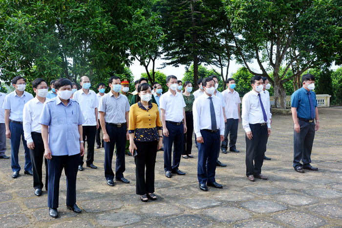 L&amp;atilde;nh đại tỉnh Ph&amp;uacute; Thọ tưởng niệm Chủ tịch Hồ Ch&amp;iacute; Minh tại vờn c&amp;acirc;y B&amp;aacute;c Hồ, huyện Thanh Thủy