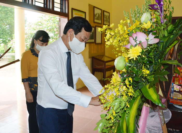 &amp;Ocirc;ng B&amp;ugrave; Văn Quang- Củ tịch UBND tỉnh Ph&amp;uacute; Thọ d&amp;acirc;ng hương hoa tưởng nhớ 131 năm ng&amp;agrave;y sinh nhật B&amp;aacute;c