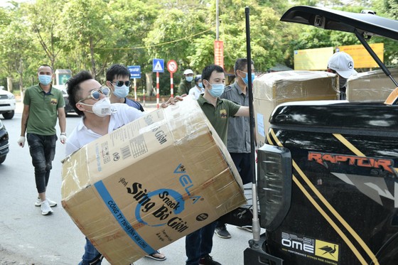 Ca sĩ T&amp;ugrave;ng Dương gửi h&amp;agrave;ng chục ng&amp;agrave;n khẩu trang y tế v&amp;agrave; đồ bảo hộ tới Bắc Giang, Bắc Ninh ảnh 1
