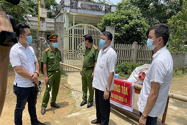 Lực lượng chức năng tại Thanh H&amp;oacute;a kiểm so&amp;aacute;t, phong tỏa khu vuwcj c&amp;oacute; li&amp;ecirc;n quan đến dịch covid