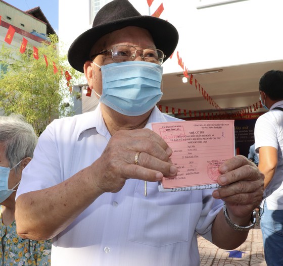 Cử tri Ng&amp;ocirc; Mai (92 tuổi) đ&amp;atilde; vượt qua tuổi t&amp;aacute;c, d&amp;ugrave; đi lại kh&amp;oacute; khăn vẫn hăng h&amp;aacute;i trong ng&amp;agrave;y bầu cử