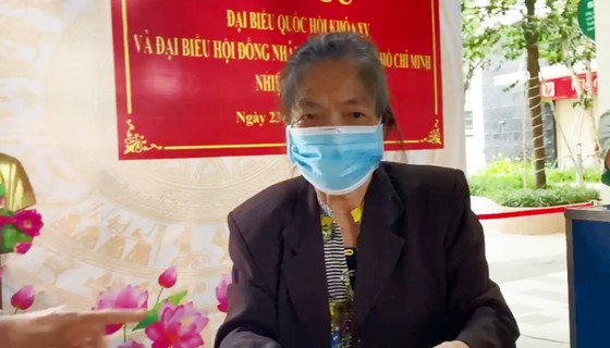 Cử tri Nguyễn Thị Li&amp;ecirc;n Chi vượt qua bệnh tật để thực hiện tr&amp;aacute;ch nhiệm v&amp;agrave; quyền lợi của m&amp;igrave;nh