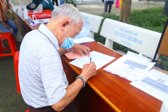 Từ rất sớm, cử tri Phạm Văn Th&amp;iacute;nh (86 tuổi) đ&amp;atilde; đến nghi&amp;ecirc;m t&amp;uacute;c ho&amp;agrave;n th&amp;agrave;nh nghĩa vụ c&amp;ocirc;ng d&amp;acirc;n