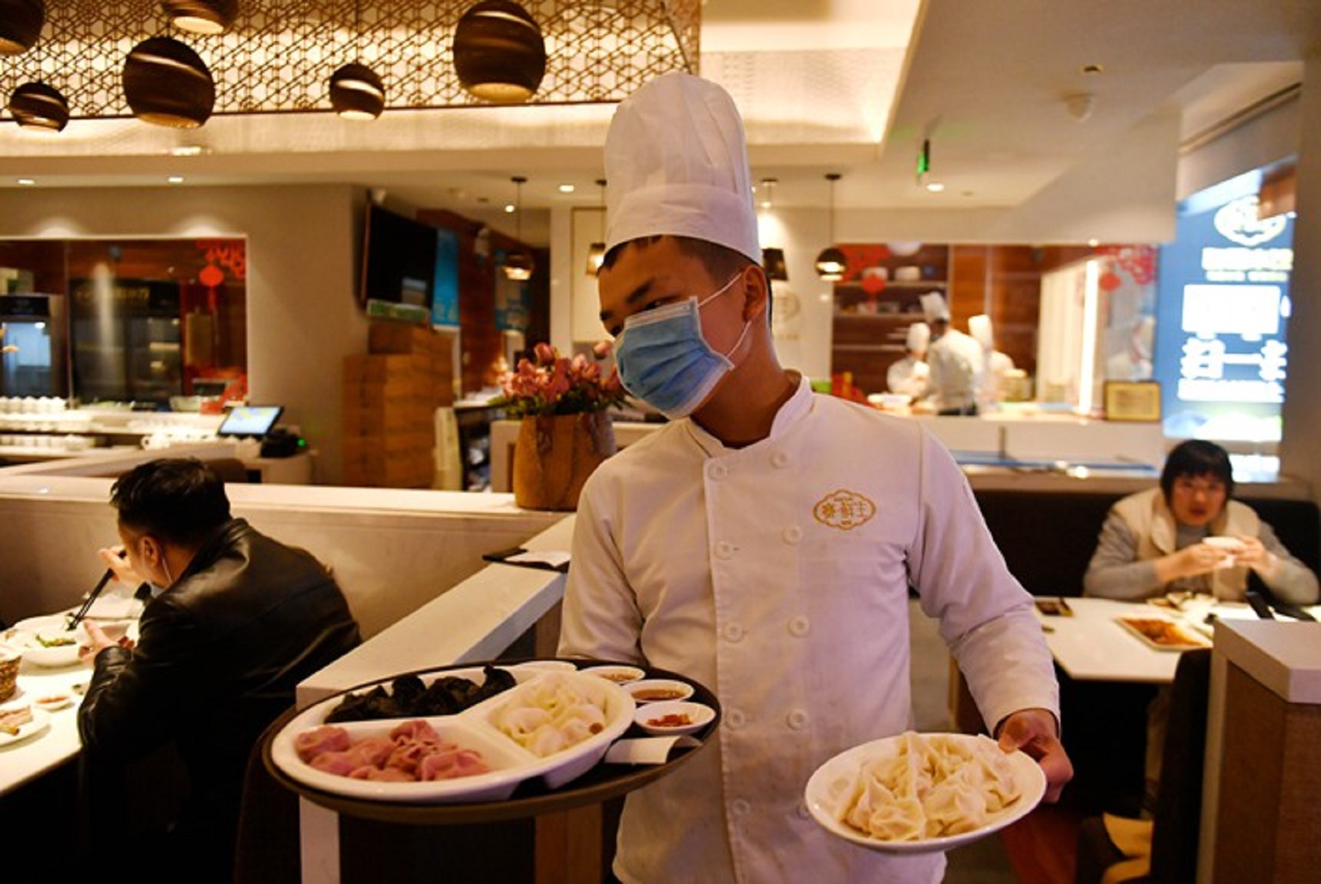 H&amp;agrave; Nội: Từ 12h ng&amp;agrave;y 25/5 tạm dừng hoạt động kinh doanh, nh&amp;agrave; h&amp;agrave;ng, cắt t&amp;oacute;c, gội đầu - Ảnh 1.