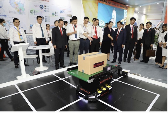 Đại biểu tham quan d&amp;acirc;y truyền mini về logictics th&amp;ocirc;ng minh, vận chuyển h&amp;agrave;ng h&amp;oacute;a bằng robot tại gian h&amp;agrave;ng của Tổng c&amp;ocirc;ng ty Becamex