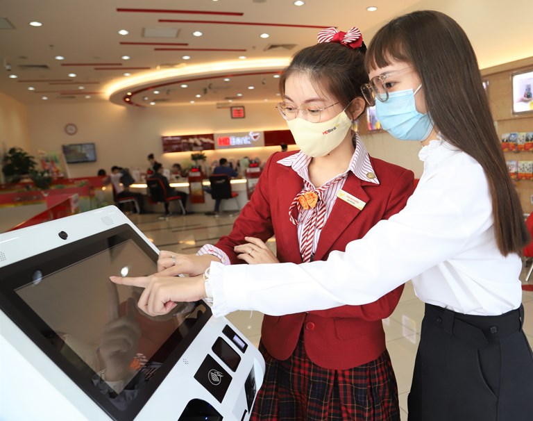 Kh&amp;aacute;ch h&amp;agrave;ng sử dụng Smart Kiosk tại HDBank Cộng H&amp;ograve;a