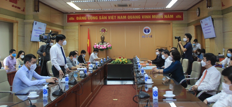 Quang cảnh c&amp;aacute;c doanh nghiệp hỗ trợ chi ph&amp;iacute; vắc xin th&amp;ocirc;ng qua Bộ Y tế