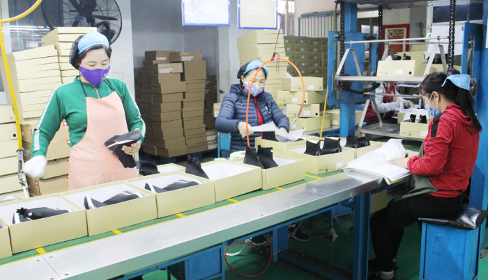 C&amp;ocirc;ng nh&amp;acirc;n tai C&amp;ocirc;ng ty TNHH H&amp;agrave;i Mỹ Ph&amp;uacute; Thọ đảm bảo khoảng c&amp;aacute;ch trong sản xuất