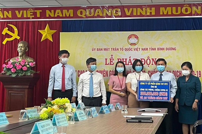 C&amp;aacute;c tổ chức, doanh nghiệp ủng hộ tỉnh B&amp;igrave;nh Dương, chung tay ph&amp;ograve;ng chống dịch COVID-19 trong s&amp;aacute;ng 27-5. Ảnh: TM