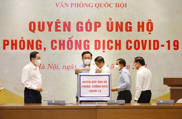 Chủ tịch Quốc hội Vương Đ&amp;igrave;nh Huệ, c&amp;aacute;c Ph&amp;oacute; Chủ tịch Quốc hội, c&amp;aacute;c Ủy vi&amp;ecirc;n Ủy ban Thường vụ Quốc hội, c&amp;aacute;c l&amp;atilde;nh đạo, c&amp;aacute;n bộ, c&amp;ocirc;ng chức, vi&amp;ecirc;n chức, người lao động Văn ph&amp;ograve;ng Quốc hội đ&amp;atilde; quy&amp;ecirc;n g&amp;oacute;p, ủng hộ Quỹ Ph&amp;ograve;ng, chống dịch Covid-19