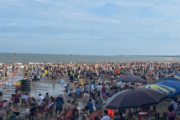 Từ một v&amp;ugrave;ng biển hoang sơ đến nay biển Hải Tiến đ&amp;atilde; trở th&amp;agrave;nh điểm du lịch y&amp;ecirc;u th&amp;iacute;ch  của nhiều du kh&amp;aacute;ch gần xa