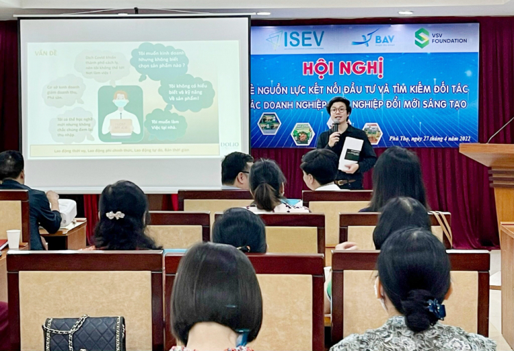 Đại diện c&amp;aacute;c dự &amp;aacute;n khởi nghiệp ĐMST thuyết tr&amp;igrave;nh tại hội nghị