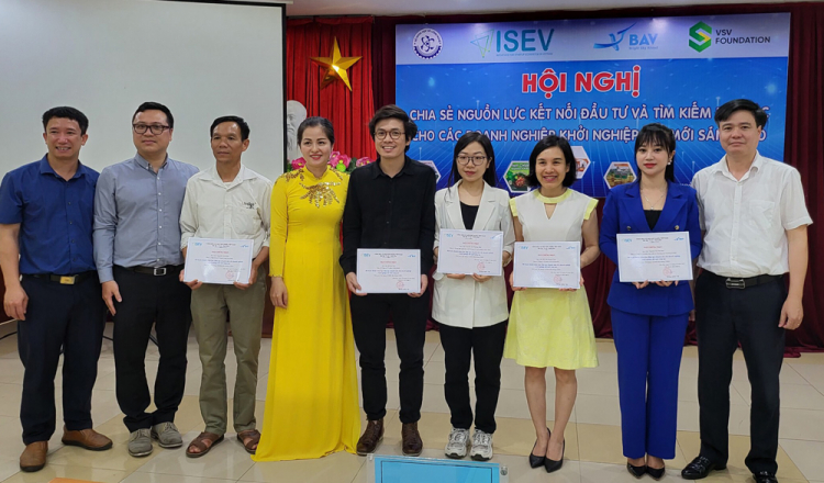 Ban tổ chức trao giấy chứng nhận cho đại diện c&amp;aacute;c doanh nghiệp tham gia hội nghị