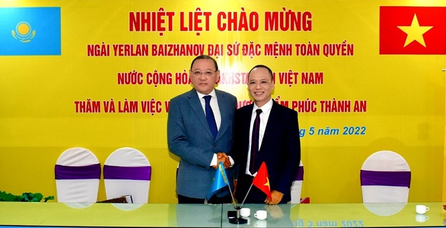 &amp;Ocirc;ng Nguyễn Ph&amp;uacute;c Hưng - Gi&amp;aacute;m đốc Ph&amp;uacute;c Th&amp;agrave;nh An chụp ảnh lưu niệm c&amp;ugrave;ng &amp;ocirc;ng Yerlan Baizhanov - Đại sứ đặc mệnh to&amp;agrave;n quyền Kazakhstan tại Việt Nam