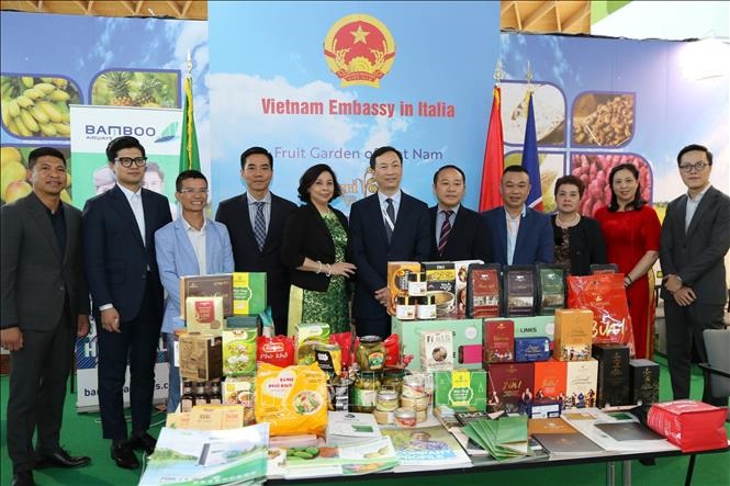 B&amp;agrave; Phạm Th&amp;ugrave;y Dương - đại diện Honeco (Người đứng thứ 5 b&amp;ecirc;n tr&amp;aacute;i) chụp ảnh c&amp;ugrave;ng c&amp;aacute;c đại biểu, doanh nghiệp Việt tham dự Hội chợ