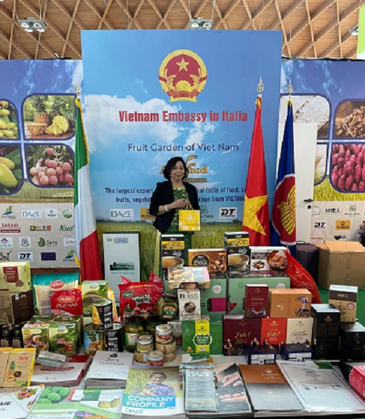 B&amp;agrave; Phạm Th&amp;ugrave;y Dương - đại diện Honeco  tại Hội chợ tr&amp;aacute;i c&amp;acirc;y v&amp;agrave; rau quả quốc tế - MacFrut 2022 lần thứ 39