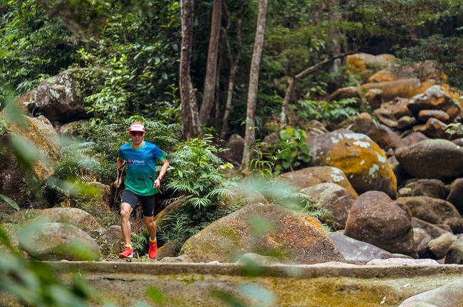 C&amp;aacute;c VĐV trải nghiệm cung đường trail trong rừng với độ dốc trải d&amp;agrave;i từ 145 l&amp;ecirc;n tới 1000m