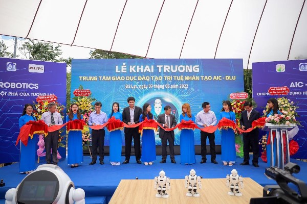 Phó Giám đốc Sở Giáo dục và Đào tạo Huỳnh Quang Long (áo trắng) và Trần Việt Hùng – Nguyên Phó chánh Văn phòng Trung ương Đảng (aó xanh), ông William Hiếu Nguyễn – Phó Tổng Giám đốc IPPG ((chính giữa),ông Nguyễn Văn Vinh – Chủ tịch Hội đồng trường Trường Đại học Đà Lạt (thứ 5 từ phải sang) cắt băng khánh thành AIC. Phó Giám đốc Sở Giáo dục và Đào tạo Huỳnh Quang Long (áo trắng) và Trần Việt Hùng – Nguyên Phó chánh Văn phòng Trung ương Đảng (aó xanh), ông William Hiếu Nguyễn – Phó Tổng Giám đốc IPPG ((chính giữa),ông Nguyễn Văn Vinh – Chủ tịch Hội đồng trường Trường Đại học Đà Lạt (thứ 5 từ phải sang) cắt băng khánh thành AIC.