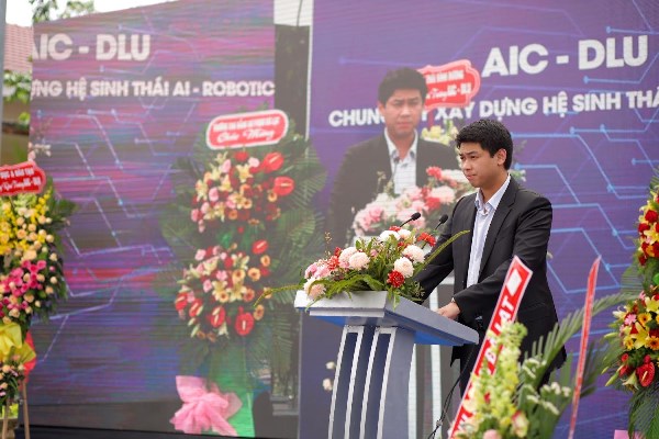 Hiếu Nguyễn là con út của gia đình tài phiệ Johnathan Hạnh Nguyễn, sinh năm 1999, vừa tốt nghiệp Quản trị kinh doanh tại London. Cách đây không lâu, chàng trai này cũng gây xôn xao khi là một trong 4 cổ đông chủ chốt góp vốn tại Công ty cổ phần IPP Air Cargo, chung tay cùng cha xây dựng hãng hàng không IPP Air Cargo. Ngoài ra, Hiếu Nguyễn còn nằm trong ban lãnh đạo, đảm nhiệm vị trí Phó Tổng giám đốc Phát triển kinh doanh IPPG, phụ trách IPPTech, eDigi, các lĩnh vực công nghệ và AI, logistics và các dự án Thành phố thông minh của Tập đoàn. Hiếu Nguyễn là con út của gia đình tài phiệ Johnathan Hạnh Nguyễn, sinh năm 1999, vừa tốt nghiệp Quản trị kinh doanh tại London. Cách đây không lâu, chàng trai này cũng gây xôn xao khi là một trong 4 cổ đông chủ chốt góp vốn tại Công ty cổ phần IPP Air Cargo, chung tay cùng cha xây dựng hãng hàng không IPP Air Cargo. Ngoài ra, Hiếu Nguyễn còn nằm trong ban lãnh đạo, đảm nhiệm vị trí Phó Tổng giám đốc Phát triển kinh doanh IPPG, phụ trách IPPTech, eDigi, các lĩnh vực công nghệ và AI, logistics và các dự án Thành phố thông minh của Tập đoàn.