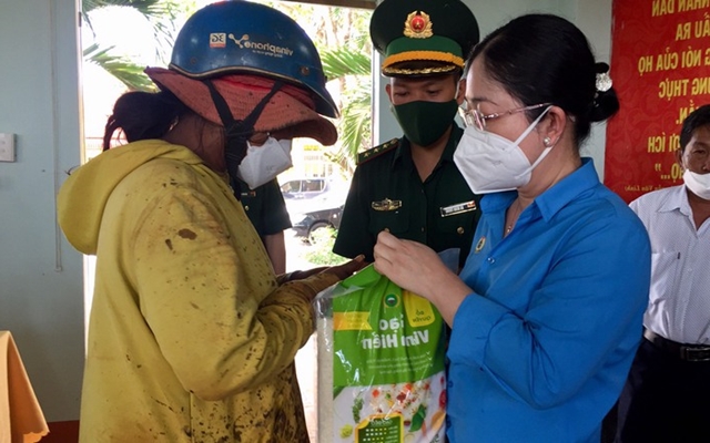 Nguyễn Kim Loan - Chủ tịch Li&amp;ecirc;n đo&amp;agrave;n lao động B&amp;igrave;nh Dương thăm hỏi c&amp;ocirc;ng nh&amp;acirc;n lao động.