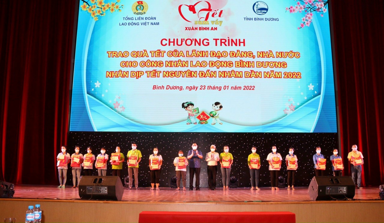 Chương tr&amp;igrave;nh trao qu&amp;agrave; tết của l&amp;atilde;nh đạo Đảng, nh&amp;agrave; nước cho c&amp;ocirc;ng nh&amp;acirc;n lao động tỉnh B&amp;igrave;nh Dương