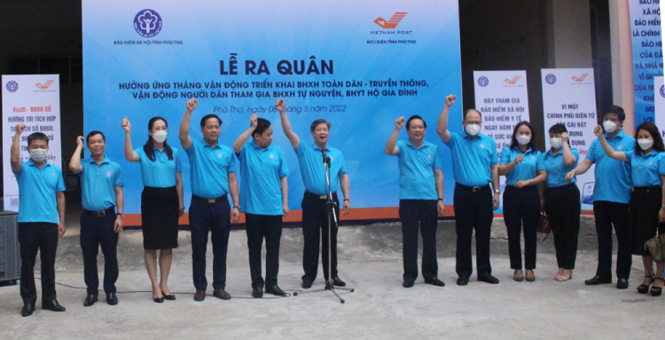 C&amp;aacute;c đại biểu h&amp;ocirc; khẩu hiệu hưởng ứng Th&amp;aacute;ng vận động triển khai BHXH to&amp;agrave;n d&amp;acirc;n - Truyền th&amp;ocirc;ng vận động người d&amp;acirc;n tham gia BHXH tự nguyện, BHYT hộ gia đ&amp;igrave;nh