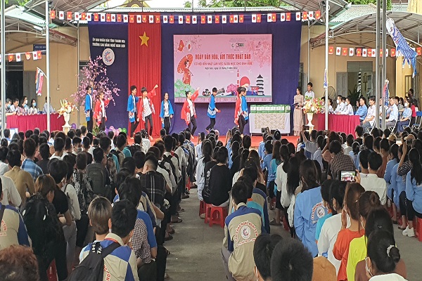 C&amp;aacute;n bộ gi&amp;aacute;o vi&amp;ecirc;n v&amp;agrave; HSSV trường Cao đẳng nghề Nghi Sơn tham gi&amp;aacute; lễ hội