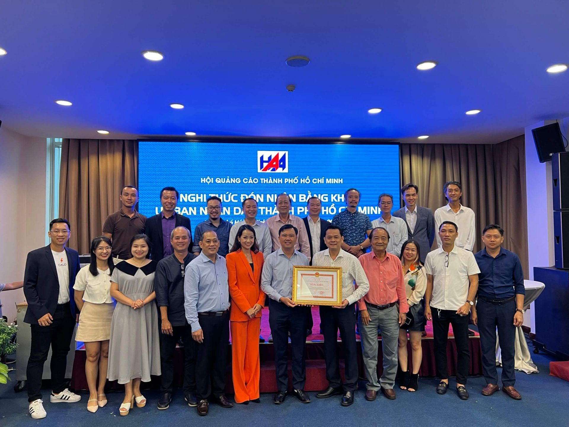 &amp;Ocirc;ng Trần Thanh Vương &amp;ndash; Trưởng ph&amp;ograve;ng X&amp;acirc;y dựng nếp sống văn h&amp;oacute;a v&amp;agrave; gia đ&amp;igrave;nh, Đại diện Sở Văn h&amp;oacute;a v&amp;agrave; Thể thao Th&amp;agrave;nh phố trao tặng Bằng khen UBND cho tập thể HAA.