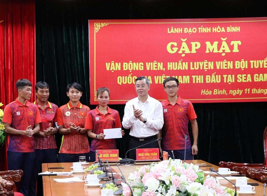 B&amp;iacute; thư Tỉnh ủy H&amp;ograve;a B&amp;igrave;nh Ng&amp;ocirc; Văn Tuấn tặng qu&amp;agrave; động vi&amp;ecirc;n VĐV, HLV Đội tuyển Xe đạp quốc gia Việt Nam thi đấu tại SEA Games 31.
