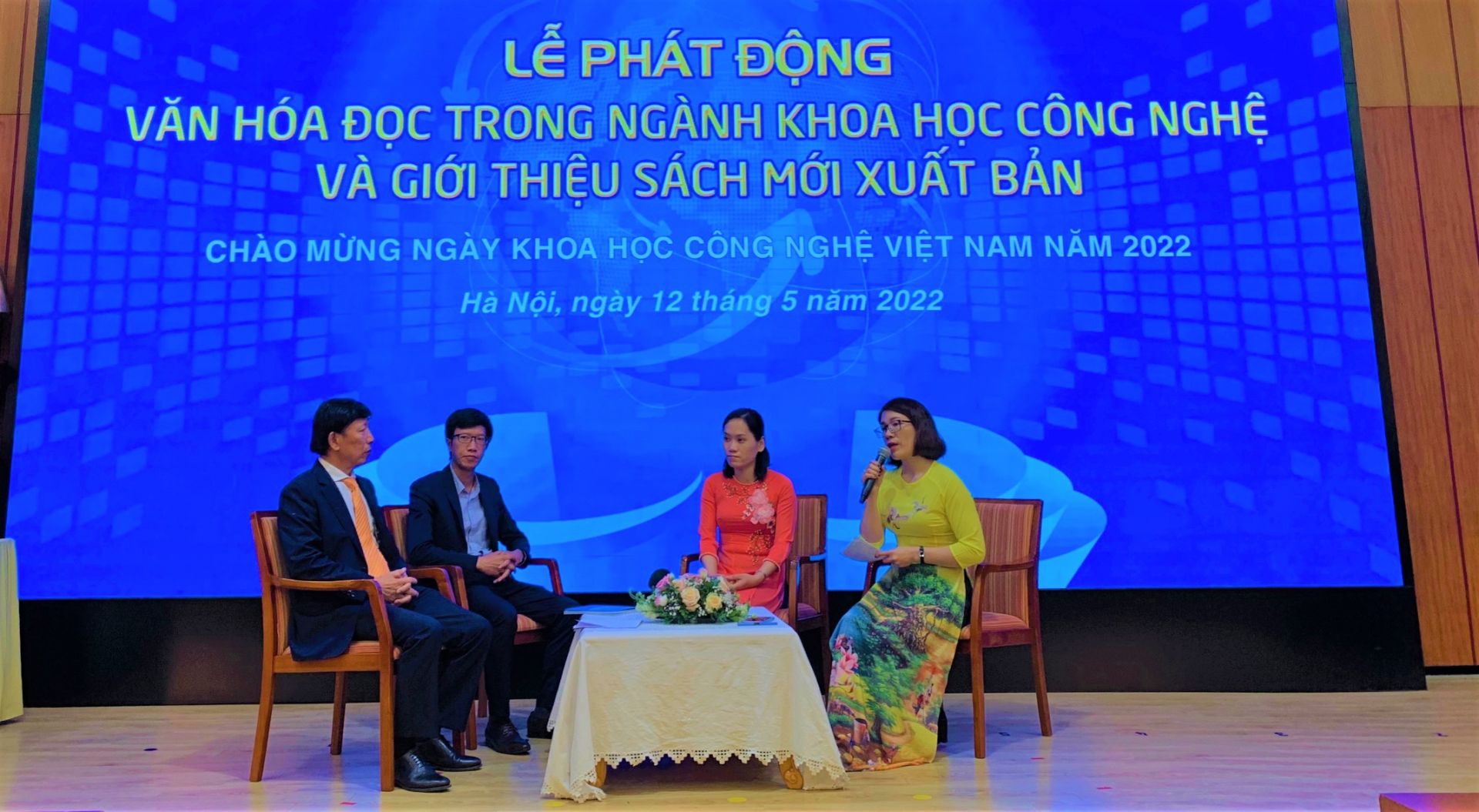 Buổi tọa đ&amp;agrave;m chia sẻ nội dung v&amp;agrave; th&amp;ocirc;ng điệp ch&amp;iacute;nh của những cuốn s&amp;aacute;ch &amp;ndash; đứa con tinh thần của đỗi ngũ nh&amp;oacute;m t&amp;aacute;c giả được giới thiệu ng&amp;agrave;y h&amp;ocirc;m nay.