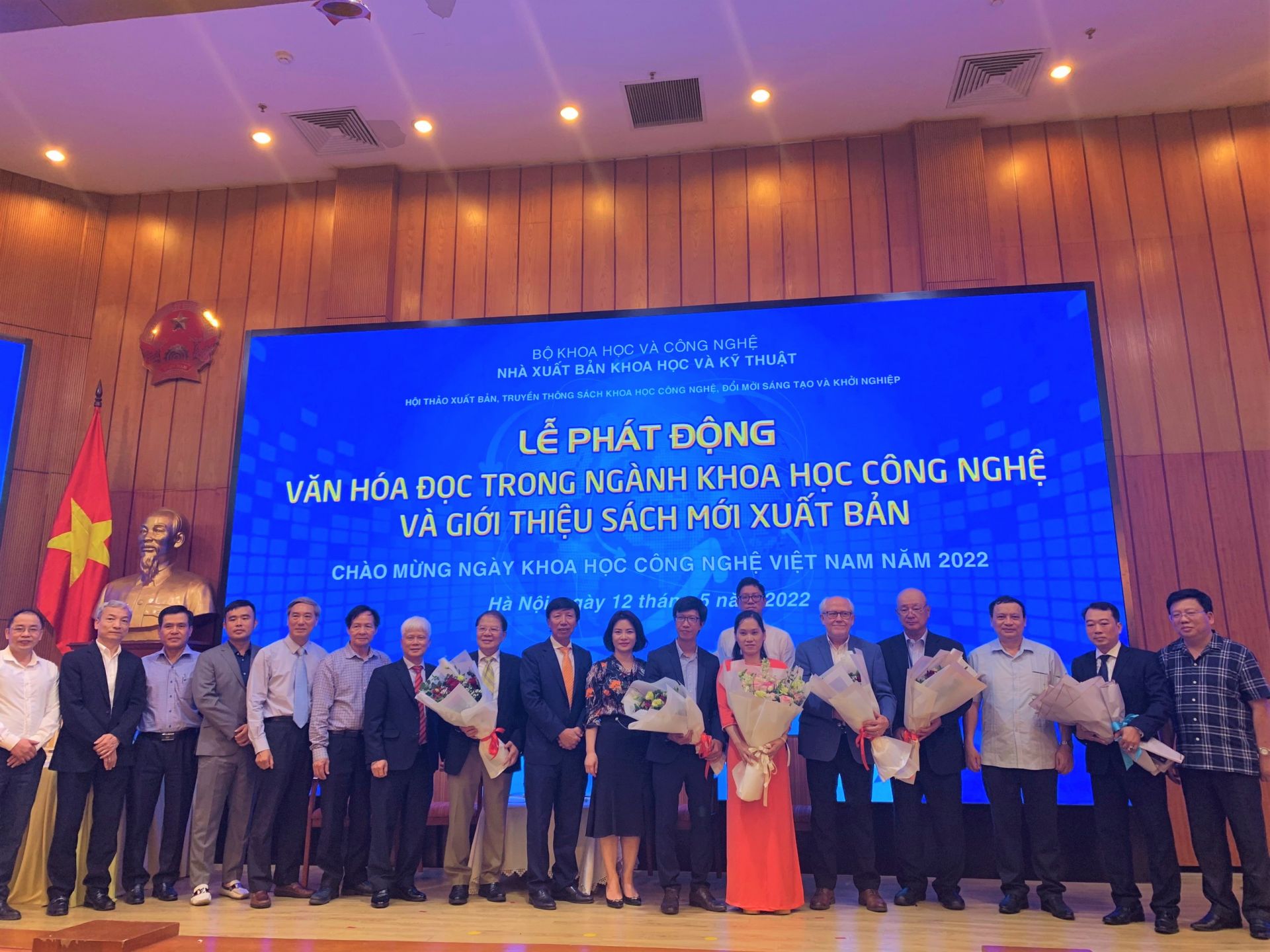 Đại diện Bộ Khoa học v&amp;agrave; C&amp;ocirc;ng nghệ v&amp;agrave; đại diện hội đồng bi&amp;ecirc;n soạn c&amp;aacute;c cuốn s&amp;aacute;ch chụp ảnh lưu niệm.