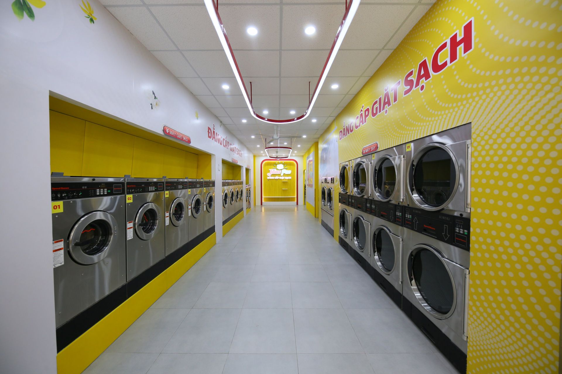 Joins Pro sử dụng m&amp;aacute;y m&amp;oacute;c c&amp;ocirc;ng nghệ Ch&amp;acirc;u &amp;Acirc;u tối ưu năng lượng v&amp;agrave; khả năng bảo vệ vải v&amp;oacute;c ưu việt, kết hợp với chất giặt tẩy chất lượng cao