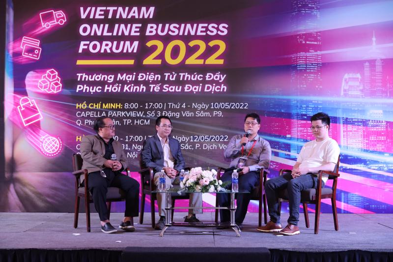 &amp;Ocirc;ng Nguyễn Ngọc Dũng, Chủ tịch VECOM (người b&amp;ecirc;n tr&amp;aacute;i) c&amp;ugrave;ng c&amp;aacute;c diễn giả tại VOBF 2022.