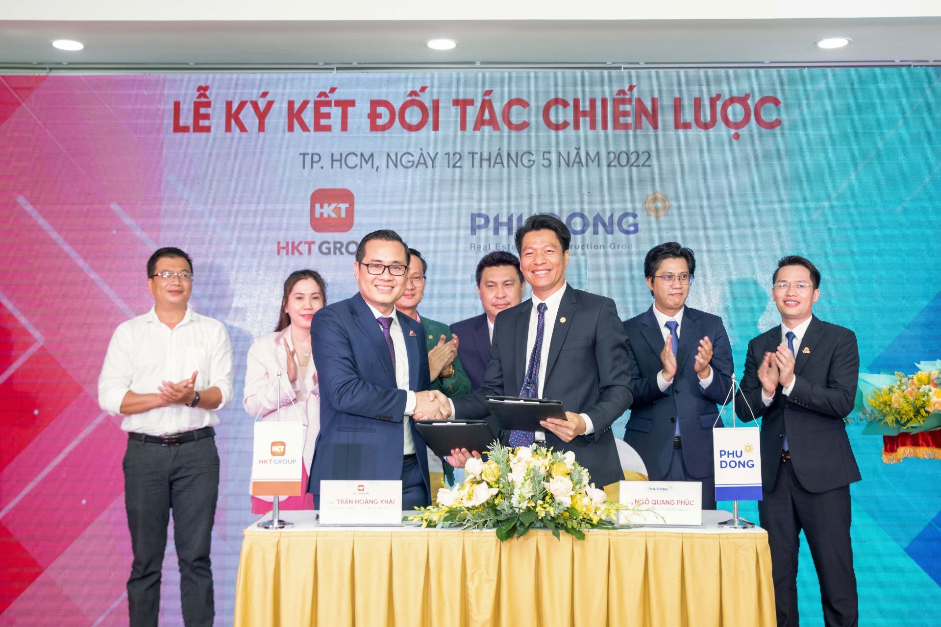 &amp;Ocirc;ng Trần Ho&amp;agrave;ng Khải - Tổng Gi&amp;aacute;m đốc HKT GROUP v&amp;agrave; &amp;ocirc;ng Ng&amp;ocirc; Quang Ph&amp;uacute;c - Tổng Gi&amp;aacute;m đốc Ph&amp;uacute; Đ&amp;ocirc;ng Group thực hiện nghi thức k&amp;yacute; kết