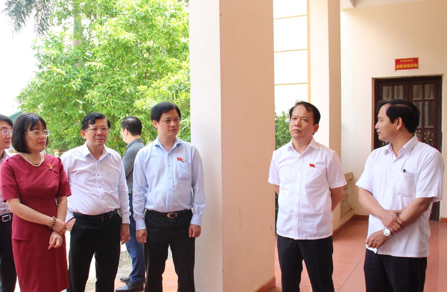Đo&amp;agrave;n khảo s&amp;aacute;t Ủy ban Thường vụ Quốc hội khảo s&amp;aacute;t tại trụ sở T&amp;ograve;a &amp;aacute;n nh&amp;acirc;n d&amp;acirc;n huyện Kỳ Sơn cũ