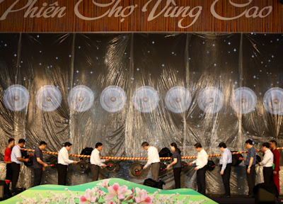 C&amp;aacute;c vị l&amp;atilde;nh đạo tỉnh H&amp;ograve;a B&amp;igrave;nh thực hiện nghi thức đ&amp;aacute;nh chi&amp;ecirc;ng khai hội Phi&amp;ecirc;n chợ v&amp;ugrave;ng cao