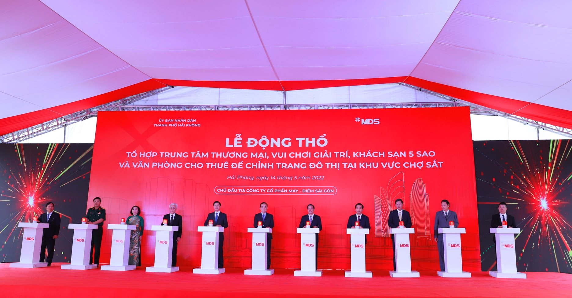Đồng ch&amp;iacute; Trần Lưu Quang, Ủy vi&amp;ecirc;n TW Đảng, B&amp;iacute; thư Th&amp;agrave;nh ủy, Trưởng Đo&amp;agrave;n ĐBQH HP; Chủ tịch UBND TP Nguyễn Văn T&amp;ugrave;ng v&amp;agrave; c&amp;aacute;c đồng ch&amp;iacute; l&amp;atilde;nh đạo th&amp;agrave;nh phố bấm n&amp;uacute;t khởi c&amp;ocirc;ng dự &amp;aacute;n