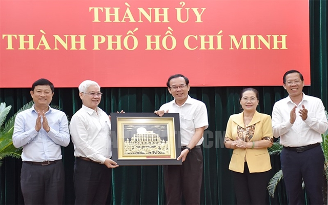 B&amp;iacute; thư Th&amp;agrave;nh ủy TPHCM Nguyễn Văn N&amp;ecirc;n tặng qu&amp;agrave; lưu niệm cho Tỉnh ủy B&amp;igrave;nh Dương