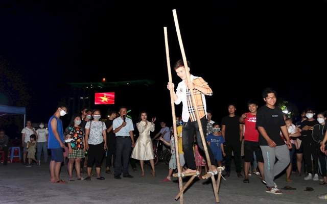Kh&amp;aacute;n giả th&amp;iacute;ch th&amp;uacute; tham gia tr&amp;ograve; chơi đi c&amp;agrave; kheo tại chương tr&amp;igrave;nh