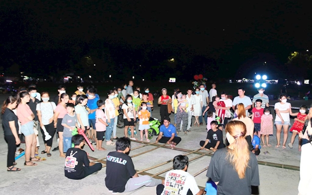 Tr&amp;ograve; chơi nhảy sạp thu h&amp;uacute;t đ&amp;ocirc;ng đảo kh&amp;aacute;n giả tham gia