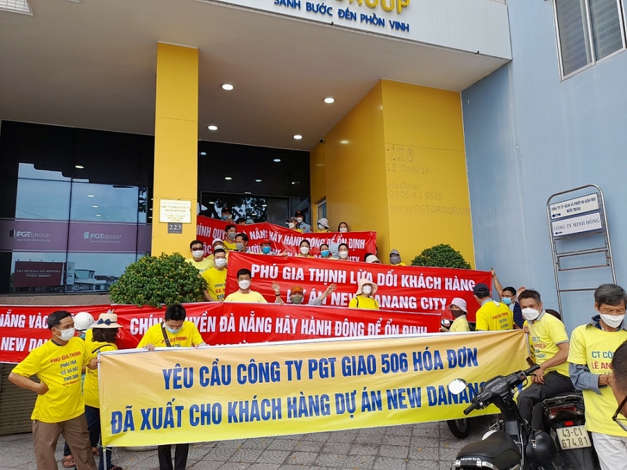 Kh&amp;aacute;ch h&amp;agrave;ng căng băng r&amp;ocirc;n trước cổng c&amp;ocirc;ng ty Ph&amp;uacute; Gia Thịnh