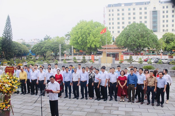 Trước buổi tọa đ&amp;agrave;m, c&amp;aacute;c đại biểu đ&amp;atilde; đến d&amp;acirc;ng hương tại Khu Văn h&amp;oacute;a tưởng niệm Chủ tịch Hồ Ch&amp;iacute; Minh nh&amp;acirc;n kỷ niệm 132 năm ng&amp;agrave;y sinh nhật B&amp;aacute;c