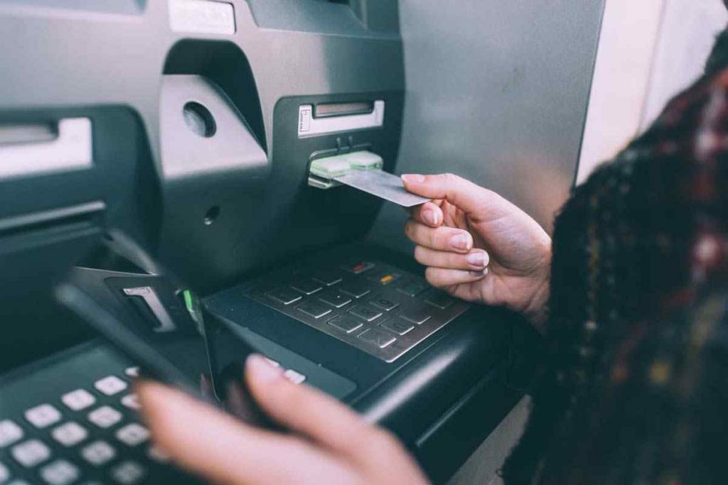 C&amp;aacute;c ng&amp;acirc;n h&amp;agrave;ng bắt đầu thực hiện giao dịch r&amp;uacute;t tiền từ ATM bằng thẻ CCCD