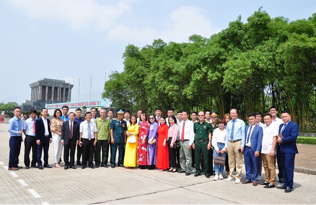 Đo&amp;agrave;n đại biểu Đảng bộ Khối Doanh nghiệp quận Thanh Xu&amp;acirc;n chụp ảnh lưu niệm tại Lăng Chủ tịch Hồ Ch&amp;iacute; Minh