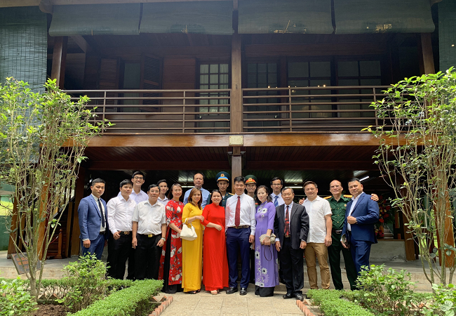 Đo&amp;agrave;n đại biểu Đảng bộ Khối Doanh nghiệp quận Thanh Xu&amp;acirc;n chụp ảnh lưu niệm tại Nh&amp;agrave; s&amp;agrave;n B&amp;aacute;c Hồ