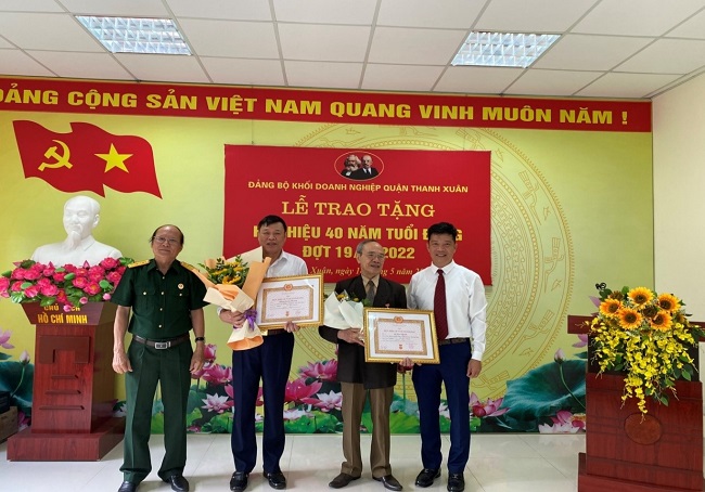 Ban Thường vụ Đảng ủy Khối trao tặng Huy hiệu 40 năm tuổi Đảng cho đ/c L&amp;ecirc; Văn Ch&amp;iacute;nh v&amp;agrave; đ/c Phạm C&amp;ocirc;ng Tho&amp;agrave;ng.