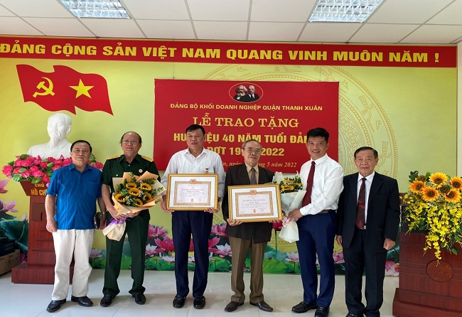Ban Thường vụ Đảng ủy Khối v&amp;agrave; B&amp;iacute; thư chi bộ ch&amp;uacute;c mừng c&amp;aacute;c đồng ch&amp;iacute; được nhận Huy hiệu 40 năm tuổi Đảng